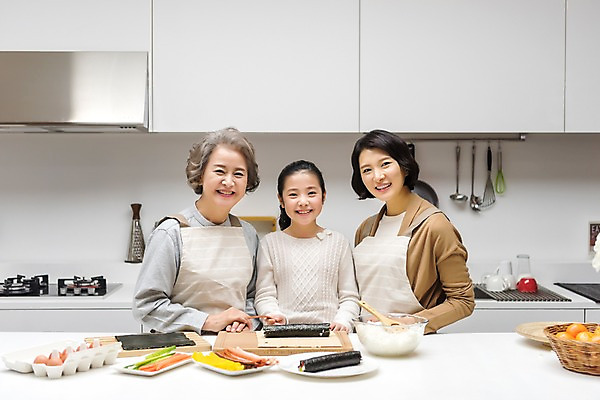 포토 JPG 여자 노년 딸 할머니 어린이 가족 모녀 엄마 손녀 실내 요리 서기 웃음 상반신 성인 앞모습 10대 세명 30대 주방 한국인 60대 삼대 김밥 여자만 국내포토 음식 뷰포인트 관계 모션 청소년 표정 사람 동양인 내부 장년 손주 파일형식