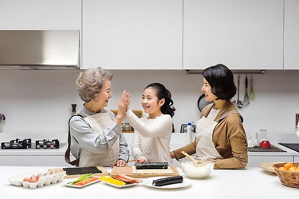 포토 JPG 여자 노년 딸 할머니 어린이 가족 모녀 엄마 손녀 실내 요리 서기 웃음 상반신 성인 앞모습 10대 세명 30대 주방 한국인 60대 삼대 김밥 하이파이브 여자만 국내포토 음식 뷰포인트 관계 모션 청소년 표정 사람 동양인 손짓 내부 장년 손주 파일형식