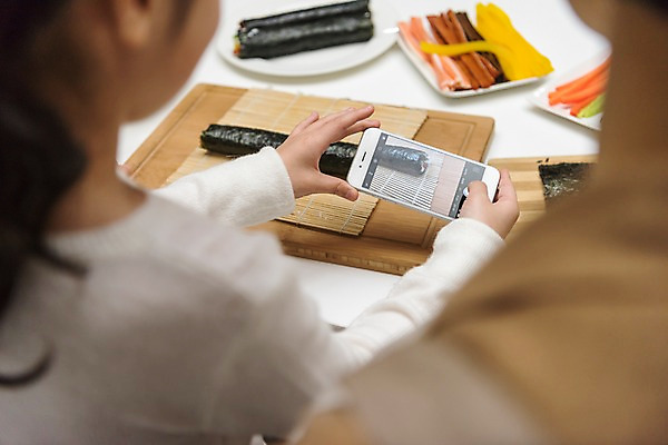 포토 JPG 여자 딸 어린이 가족 엄마 실내 요리 서기 상반신 성인 두명 뒷모습 10대 30대 주방 사진촬영 한국인 김밥 여자만 국내포토 음식 뷰포인트 관계 모션 청소년 사람 동양인 내부 장년 촬영 파일형식