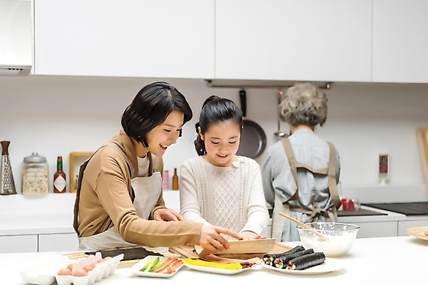 포토 JPG 여자 노년 딸 할머니 어린이 가족 모녀 엄마 손녀 실내 요리 서기 웃음 상반신 성인 앞모습 뒷모습 10대 세명 30대 주방 한국인 60대 삼대 김밥 여자만 국내포토 음식 뷰포인트 관계 모션 청소년 표정 사람 동양인 내부 장년 손주 파일형식