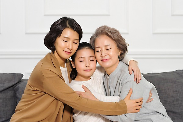 포토 JPG 여자 노년 딸 행복 할머니 어린이 거실 가족 안기 모녀 엄마 손녀 실내 웃음 앉기 상반신 성인 앞모습 10대 세명 30대 소파 눈감음 한국인 60대 삼대 여자만 국내포토 감정 뷰포인트 의자 관계 모션 청소년 표정 사람 동양인 내부 장년 손주 파일형식