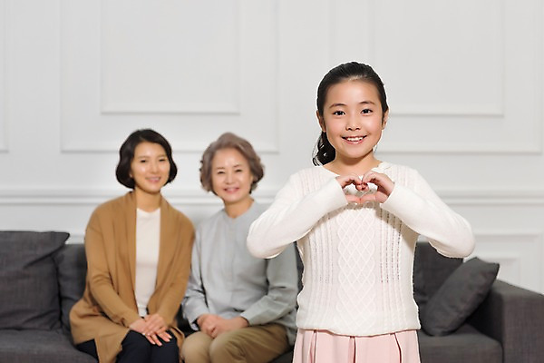 포토 JPG 여자 노년 딸 할머니 어린이 거실 가족 모녀 엄마 손녀 실내 서기 웃음 앉기 상반신 성인 앞모습 아웃포커스 10대 세명 30대 소파 한국인 하트 60대 삼대 손하트 여자만 흐뭇 국내포토 모양 뷰포인트 컨셉 의자 관계 모션 청소년 촬영기법 표정 사람 동양인 손짓 내부 장년 손주 파일형식