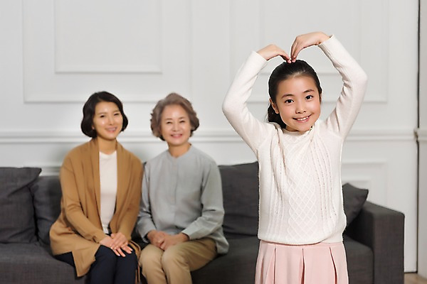 포토 JPG 여자 노년 딸 할머니 어린이 거실 가족 모녀 엄마 손녀 실내 서기 웃음 앉기 상반신 성인 앞모습 아웃포커스 10대 세명 30대 소파 한국인 하트 60대 삼대 여자만 흐뭇 국내포토 모양 뷰포인트 컨셉 의자 관계 모션 청소년 촬영기법 표정 사람 동양인 내부 장년 손주 파일형식