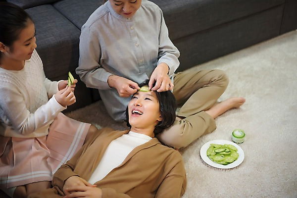포토 JPG 전신 여자 노년 딸 할머니 어린이 거실 가족 모녀 엄마 손녀 실내 웃음 앉기 상반신 성인 앞모습 옆모습 10대 세명 30대 소파 눕기 한국인 60대 삼대 피부관리 오이팩 여자만 국내포토 뷰포인트 의자 관계 모션 청소년 표정 사람 동양인 내부 장년 뷰티 손주 팩 파일형식