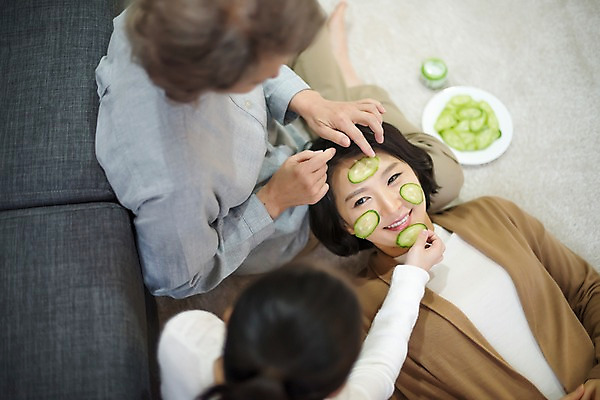 포토 JPG 여자 노년 딸 할머니 어린이 거실 가족 모녀 엄마 손녀 실내 웃음 앉기 상반신 성인 앞모습 10대 세명 30대 소파 눕기 한국인 60대 삼대 피부관리 오이팩 여자만 국내포토 뷰포인트 의자 관계 모션 청소년 표정 사람 동양인 내부 장년 뷰티 손주 팩 파일형식