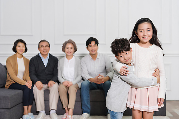 포토 JPG 전신 부부 여자 할아버지 노년 남자 딸 아들 할머니 어린이 거실 가족 안기 엄마 손자 손녀 대가족 실내 남매 서기 웃음 앉기 여러명 상반신 성인 앞모습 아웃포커스 10대 30대 소파 노부부 한국인 아빠 60대 흐뭇 국내포토 커플 뷰포인트 다수 컨셉 의자 관계 모션 청소년 촬영기법 표정 사람 동양인 내부 장년 손주 파일형식