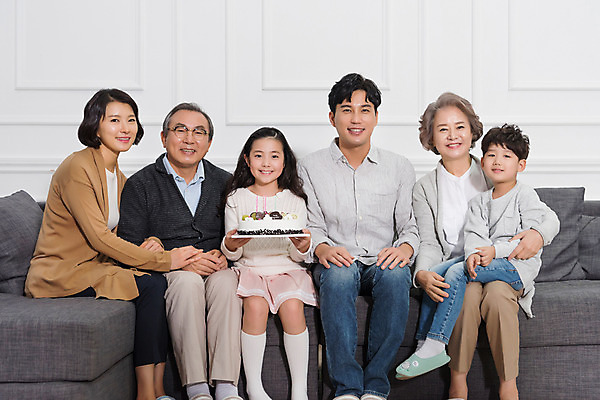 포토 JPG 전신 부부 여자 할아버지 노년 남자 딸 행복 아들 할머니 어린이 거실 가족 안기 엄마 손자 손녀 대가족 실내 남매 웃음 들기 앉기 여러명 상반신 성인 앞모습 10대 30대 소파 케이크 노부부 한국인 아빠 60대 즐거움 국내포토 커플 감정 뷰포인트 다수 의자 관계 모션 청소년 디저트 표정 사람 동양인 내부 장년 손주 파일형식