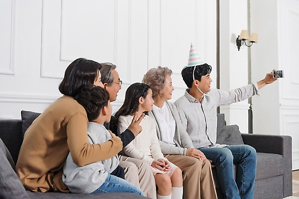 포토 JPG 부부 여자 할아버지 노년 남자 딸 아들 할머니 어린이 거실 가족 엄마 손자 손녀 대가족 실내 남매 웃음 앉기 여러명 상반신 성인 옆모습 10대 30대 소파 노부부 고깔모자 한국인 아빠 60대 셀프카메라 즐거움 단체사진 국내포토 모자_잡화 커플 감정 뷰포인트 다수 의자 관계 모션 청소년 표정 사람 동양인 내부 장년 사진촬영 손주 기념사진 파일형식