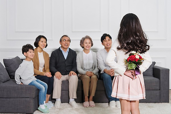 포토 JPG 전신 부부 여자 할아버지 노년 남자 딸 아들 할머니 어린이 꽃다발 거실 가족 엄마 손자 손녀 대가족 실내 남매 선물 웃음 들기 앉기 여러명 상반신 성인 앞모습 뒷모습 10대 30대 소파 노부부 한국인 아빠 60대 숨김 국내포토 커플 꽃 뷰포인트 다수 컨셉 의자 관계 모션 청소년 표정 사람 동양인 내부 장년 손주 파일형식