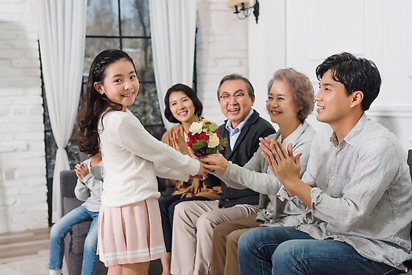 포토 JPG 부부 여자 할아버지 노년 남자 딸 아들 할머니 어린이 꽃다발 거실 가족 엄마 손자 손녀 대가족 실내 남매 선물 서기 웃음 앉기 여러명 상반신 성인 앞모습 옆모습 10대 30대 소파 노부부 한국인 아빠 60대 주기 국내포토 커플 꽃 뷰포인트 다수 의자 관계 모션 청소년 표정 사람 동양인 내부 장년 손주 파일형식