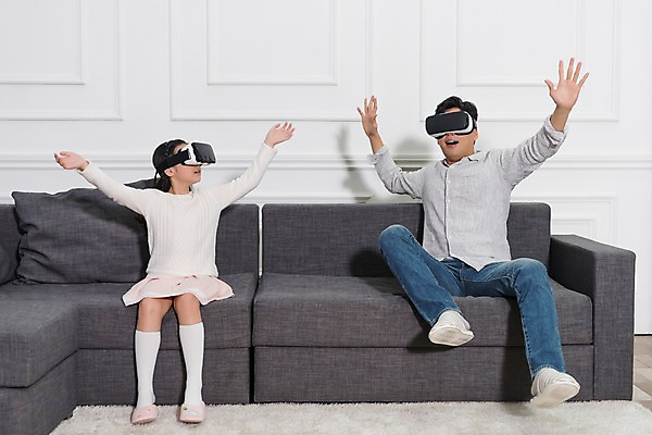 포토 JPG 전신 여자 남자 딸 어린이 거실 가족 실내 앉기 성인 두명 앞모습 10대 30대 소파 놀람 한국인 체험 아빠 즐거움 가상현실 오큘러스 부녀 VR기기 국내포토 감정 뷰포인트 컨셉 의자 관계 모션 청소년 표정 사람 동양인 내부 장년 기계 파일형식