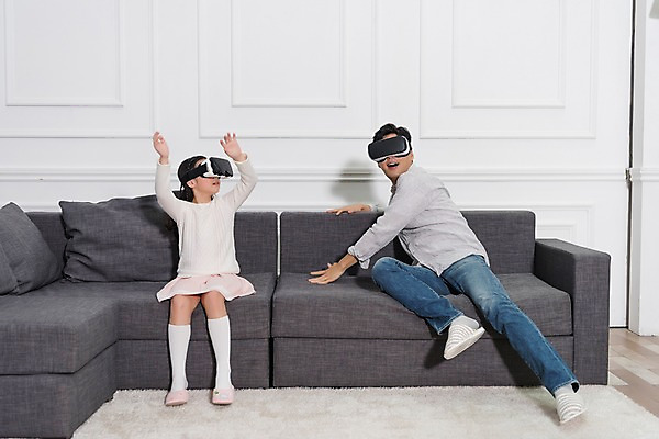 포토 JPG 전신 여자 남자 딸 어린이 거실 가족 실내 앉기 성인 두명 앞모습 10대 30대 소파 한국인 체험 아빠 즐거움 가상현실 오큘러스 부녀 VR기기 국내포토 감정 뷰포인트 컨셉 의자 관계 모션 청소년 사람 동양인 내부 장년 기계 파일형식