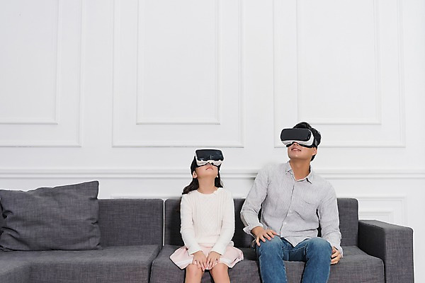 포토 JPG 여자 남자 딸 어린이 거실 가족 실내 앉기 상반신 성인 두명 앞모습 10대 30대 소파 한국인 체험 아빠 가상현실 오큘러스 부녀 VR기기 국내포토 뷰포인트 컨셉 의자 관계 모션 청소년 사람 동양인 내부 장년 기계 파일형식