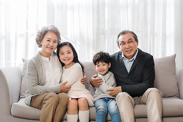 포토 JPG 여자 할아버지 노년 남자 할머니 어린이 거실 가족 안기 손자 손녀 실내 남매 웃음 앉기 여러명 상반신 앞모습 10대 소파 노부부 한국인 60대 국내포토 부부 뷰포인트 다수 의자 관계 모션 청소년 표정 사람 동양인 성인 내부 손주 파일형식
