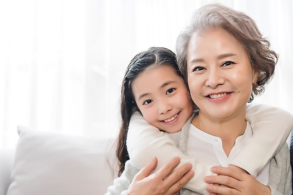 포토 JPG 여자 노년 할머니 어린이 거실 가족 안기 손녀 실내 웃음 앉기 상반신 두명 앞모습 10대 소파 한국인 60대 백허그 여자만 국내포토 뷰포인트 의자 관계 모션 포옹 청소년 표정 사람 동양인 성인 내부 손주 파일형식