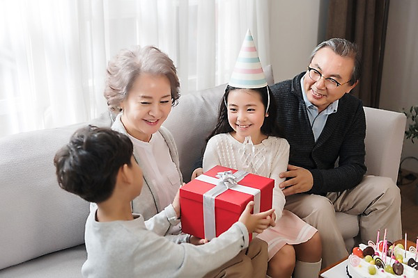 포토 JPG 여자 할아버지 노년 남자 할머니 어린이 거실 가족 손자 손녀 실내 남매 선물 앉기 여러명 상반신 앞모습 옆모습 10대 소파 노부부 한국인 생일파티 생일 60대 생일케이크 즐거움 주기 국내포토 부부 기념일 감정 뷰포인트 다수 의자 관계 모션 청소년 사람 동양인 성인 내부 케이크 손주 파일형식