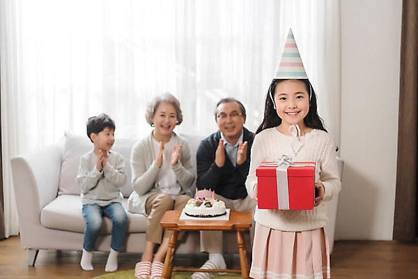 포토 JPG 전신 여자 할아버지 노년 남자 행복 할머니 어린이 거실 가족 손자 손녀 실내 남매 서기 웃음 앉기 여러명 상반신 앞모습 10대 소파 노부부 고깔모자 한국인 생일파티 60대 생일케이크 즐거움 생일선물 흐뭇 국내포토 모자_잡화 부부 감정 뷰포인트 다수 컨셉 의자 관계 모션 청소년 표정 선물 사람 동양인 성인 내부 케이크 생일 손주 파일형식