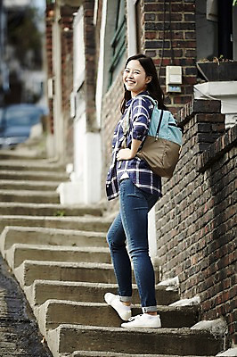 포토 JPG 주간 전신 우먼라이프 여자 로우앵글 주택 한명 서기 웃음 20대 성인 야외 옆모습 캐주얼 계단 마을 활발 한국인 뒤돌아보기 오르기 취업준비생 주택가 백팩 성인여자한명만 국내포토 자연요소 1 라이프스타일 옷 뷰포인트 컨셉 가방 모션 표정 사람 동양인 청년 건물 구직 여자한명만 성인여자만 파일형식