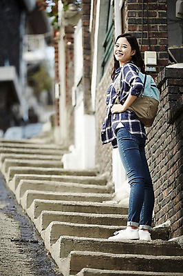 포토 JPG 주간 전신 우먼라이프 응시 여자 로우앵글 주택 한명 서기 웃음 20대 성인 야외 옆모습 캐주얼 계단 마을 활발 한국인 뒤돌아보기 오르기 취업준비생 주택가 백팩 성인여자한명만 국내포토 자연요소 1 라이프스타일 시선 옷 뷰포인트 컨셉 가방 모션 표정 사람 동양인 청년 건물 구직 여자한명만 성인여자만 파일형식