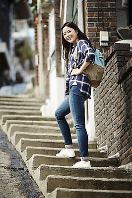 포토 JPG 주간 전신 우먼라이프 여자 로우앵글 주택 한명 서기 웃음 20대 성인 야외 옆모습 캐주얼 계단 마을 활발 한국인 뒤돌아보기 오르기 취업준비생 주택가 백팩 성인여자한명만 국내포토 자연요소 1 라이프스타일 옷 뷰포인트 컨셉 가방 모션 표정 사람 동양인 청년 건물 구직 여자한명만 성인여자만 파일형식