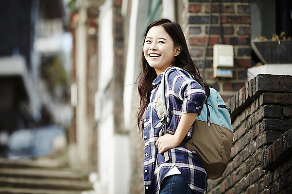 포토 JPG 주간 학생 우먼라이프 여자 대학생 주택 한명 서기 웃음 상반신 20대 성인 야외 옆모습 캐주얼 마을 한국인 뒤돌아보기 취업준비생 주택가 백팩 안식처 성인여자한명만 국내포토 자연요소 1 라이프스타일 옷 뷰포인트 가방 모션 휴식 표정 사람 동양인 청년 건물 구직 여자한명만 성인여자만 파일형식