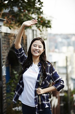 포토 JPG 주간 학생 우먼라이프 여자 대학생 주택 한명 서기 웃음 상반신 20대 성인 야외 앞모습 캐주얼 마을 활발 한국인 인사 취업준비생 손인사 주택가 성인여자한명만 국내포토 자연요소 1 라이프스타일 옷 뷰포인트 컨셉 모션 표정 사람 동양인 청년 건물 구직 예절 여자한명만 성인여자만 파일형식