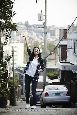 포토 JPG 주간 전신 식물 학생 우먼라이프 여자 대학생 자동차 주택 한명 서기 웃음 20대 성인 야외 앞모습 캐주얼 마을 활발 한국인 인사 언덕 취업준비생 손인사 주택가 성인여자한명만 국내포토 자연요소 1 라이프스타일 옷 육상교통 뷰포인트 컨셉 모션 표정 사람 동양인 청년 건물 구직 예절 여자한명만 성인여자만 파일형식