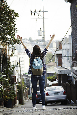 포토 JPG 주간 전신 학생 우먼라이프 여자 대학생 자동차 팔벌리기 주택 한명 서기 20대 성인 야외 뒷모습 캐주얼 마을 활발 만세 한국인 취업준비생 주택가 백팩 안식처 성인여자한명만 국내포토 자연요소 1 라이프스타일 옷 육상교통 뷰포인트 컨셉 가방 모션 휴식 사람 동양인 청년 건물 구직 여자한명만 성인여자만 파일형식
