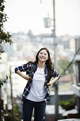 포토 JPG 주간 학생 우먼라이프 여자 대학생 주택 한명 웃음 상반신 20대 성인 야외 앞모습 캐주얼 걷기 마을 활발 한국인 취업준비생 주택가 백팩 성인여자한명만 국내포토 자연요소 1 라이프스타일 옷 뷰포인트 컨셉 가방 모션 표정 사람 동양인 청년 건물 구직 여자한명만 성인여자만 파일형식