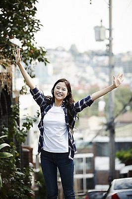 포토 JPG 주간 식물 학생 우먼라이프 여자 대학생 자동차 팔벌리기 주택 한명 서기 웃음 상반신 20대 성인 야외 앞모습 캐주얼 손들기 마을 활발 만세 한국인 취업준비생 주택가 성인여자한명만 국내포토 자연요소 1 라이프스타일 옷 육상교통 뷰포인트 컨셉 모션 표정 사람 동양인 청년 건물 구직 여자한명만 성인여자만 파일형식