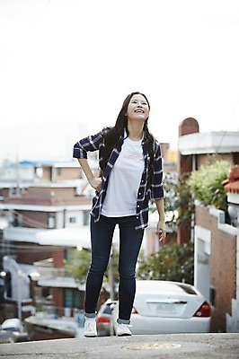 포토 JPG 주간 전신 학생 우먼라이프 응시 여자 대학생 자동차 한명 웃음 20대 성인 야외 앞모습 캐주얼 걷기 마을 활발 한국인 취업준비생 주택가 백팩 성인여자한명만 국내포토 자연요소 1 라이프스타일 시선 옷 육상교통 뷰포인트 컨셉 가방 모션 표정 사람 동양인 청년 구직 여자한명만 성인여자만 파일형식