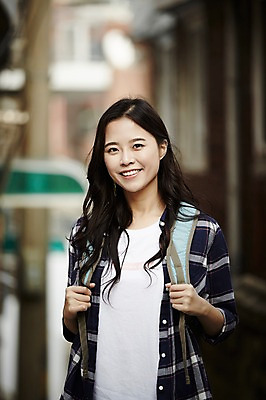 포토 JPG 주간 학생 우먼라이프 여자 대학생 한명 서기 웃음 상반신 20대 성인 야외 앞모습 캐주얼 마을 한국인 취업준비생 주택가 백팩 성인여자한명만 국내포토 자연요소 1 라이프스타일 옷 뷰포인트 가방 모션 표정 사람 동양인 청년 구직 여자한명만 성인여자만 파일형식