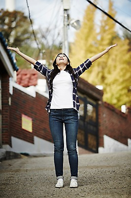 포토 JPG 주간 전신 우먼라이프 응시 여자 로우앵글 하늘 팔벌리기 주택 한명 서기 웃음 20대 성인 야외 앞모습 캐주얼 마을 활발 기쁨 만세 한국인 주택가 성인여자한명만 국내포토 자연요소 1 라이프스타일 시선 옷 감정 뷰포인트 컨셉 모션 표정 사람 동양인 청년 건물 여자한명만 성인여자만 파일형식
