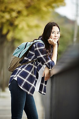 포토 JPG 주간 학생 우먼라이프 응시 여자 대학생 난간 한명 서기 웃음 상반신 20대 성인 야외 옆모습 캐주얼 마을 기댐 한국인 취업준비생 주택가 백팩 성인여자한명만 국내포토 자연요소 1 라이프스타일 시선 옷 뷰포인트 가방 모션 표정 사람 동양인 청년 구직 여자한명만 성인여자만 파일형식