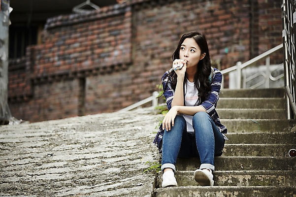 포토 JPG 주간 전신 학생 우먼라이프 응시 여자 대학생 생각 휴식 아이스크림 한명 앉기 20대 성인 야외 앞모습 캐주얼 계단 마을 한국인 먹기 취업준비생 주택가 성인여자한명만 국내포토 자연요소 1 라이프스타일 시선 옷 뷰포인트 컨셉 모션 디저트 사람 동양인 청년 구직 여자한명만 성인여자만 파일형식