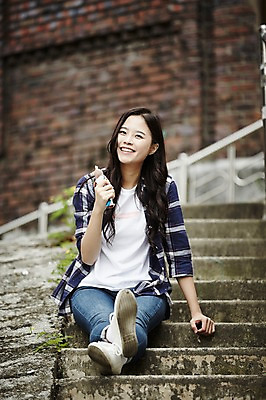 포토 JPG 주간 전신 학생 우먼라이프 여자 대학생 휴식 아이스크림 한명 웃음 앉기 20대 성인 야외 앞모습 캐주얼 계단 마을 활발 한국인 취업준비생 주택가 성인여자한명만 국내포토 자연요소 1 라이프스타일 옷 뷰포인트 컨셉 모션 디저트 표정 사람 동양인 청년 구직 여자한명만 성인여자만 파일형식