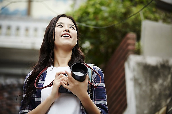 포토 JPG 주간 학생 우먼라이프 응시 여자 대학생 한명 서기 웃음 들기 상반신 20대 성인 야외 앞모습 캐주얼 카메라 마을 활발 한국인 취업준비생 주택가 성인여자한명만 국내포토 자연요소 1 라이프스타일 시선 옷 뷰포인트 컨셉 모션 표정 사람 동양인 청년 전자제품 구직 여자한명만 성인여자만 파일형식