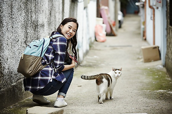 포토 JPG 주간 전신 한마리 학생 우먼라이프 응시 여자 대학생 한명 웃음 들기 앉기 20대 성인 야외 옆모습 캐주얼 카메라 마을 고양이 활발 한국인 뒤돌아보기 골목길 취업준비생 주택가 백팩 반려 성인여자한명만 국내포토 자연요소 1 라이프스타일 시선 옷 길 뷰포인트 컨셉 가방 포유류 모션 표정 사람 동양인 청년 전자제품 반려동물 구직 여자한명만 성인여자만 파일형식