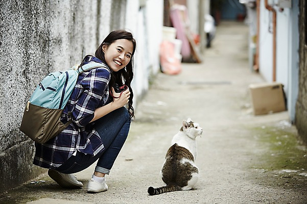 포토 JPG 주간 전신 한마리 학생 우먼라이프 여자 대학생 한명 웃음 들기 앉기 20대 성인 야외 옆모습 캐주얼 카메라 마을 고양이 활발 한국인 골목길 취업준비생 주택가 백팩 반려 성인여자한명만 국내포토 자연요소 1 라이프스타일 옷 길 뷰포인트 컨셉 가방 포유류 모션 표정 사람 동양인 청년 전자제품 반려동물 구직 여자한명만 성인여자만 파일형식
