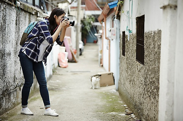 포토 JPG 주간 전신 학생 우먼라이프 여자 대학생 한명 서기 20대 성인 야외 옆모습 캐주얼 카메라 마을 사진촬영 고양이 활발 한국인 골목길 취업준비생 주택가 백팩 반려 성인여자한명만 국내포토 자연요소 1 라이프스타일 옷 길 뷰포인트 컨셉 가방 포유류 모션 사람 동양인 청년 전자제품 반려동물 촬영 구직 여자한명만 성인여자만 파일형식
