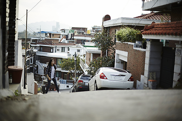 포토 JPG 주간 학생 우먼라이프 응시 여자 대학생 자동차 주택 피곤 한명 상반신 20대 성인 야외 앞모습 캐주얼 걷기 마을 한국인 언덕 취업준비생 주택가 백팩 힘듦 성인여자한명만 국내포토 자연요소 1 라이프스타일 시선 옷 육상교통 뷰포인트 컨셉 가방 모션 사람 동양인 청년 건물 구직 여자한명만 성인여자만 파일형식