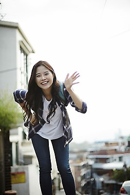 포토 JPG 주간 학생 우먼라이프 여자 대학생 주택 한명 웃음 상반신 20대 성인 야외 앞모습 캐주얼 걷기 마을 활발 한국인 인사 취업준비생 주택가 백팩 성인여자한명만 국내포토 자연요소 1 라이프스타일 옷 뷰포인트 컨셉 가방 모션 표정 사람 동양인 청년 건물 구직 예절 여자한명만 성인여자만 파일형식