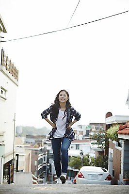 포토 JPG 주간 전신 학생 우먼라이프 응시 여자 대학생 주택 한명 웃음 20대 성인 야외 앞모습 캐주얼 걷기 마을 활발 한국인 언덕 취업준비생 주택가 백팩 성인여자한명만 국내포토 자연요소 1 라이프스타일 시선 옷 뷰포인트 컨셉 가방 모션 표정 사람 동양인 청년 건물 구직 여자한명만 성인여자만 파일형식