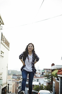 포토 JPG 주간 전신 학생 우먼라이프 응시 여자 대학생 주택 한명 웃음 20대 성인 야외 앞모습 캐주얼 걷기 마을 활발 한국인 언덕 취업준비생 주택가 백팩 성인여자한명만 국내포토 자연요소 1 라이프스타일 시선 옷 뷰포인트 컨셉 가방 모션 표정 사람 동양인 청년 건물 구직 여자한명만 성인여자만 파일형식