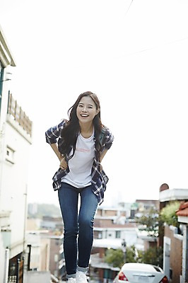 포토 JPG 주간 전신 학생 우먼라이프 여자 대학생 주택 한명 웃음 20대 성인 야외 앞모습 캐주얼 걷기 마을 활발 한국인 언덕 취업준비생 주택가 백팩 안식처 성인여자한명만 국내포토 자연요소 1 라이프스타일 옷 뷰포인트 컨셉 가방 모션 휴식 표정 사람 동양인 청년 건물 구직 여자한명만 성인여자만 파일형식