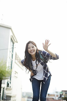 포토 JPG 주간 학생 우먼라이프 여자 대학생 주택 한명 웃음 상반신 20대 성인 야외 앞모습 캐주얼 걷기 마을 활발 한국인 인사 언덕 취업준비생 주택가 백팩 안식처 성인여자한명만 국내포토 자연요소 1 라이프스타일 옷 뷰포인트 컨셉 가방 모션 휴식 표정 사람 동양인 청년 건물 구직 예절 여자한명만 성인여자만 파일형식