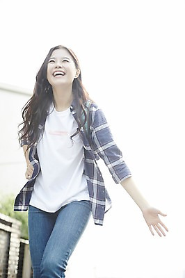 포토 JPG 주간 학생 우먼라이프 응시 여자 대학생 한명 웃음 상반신 20대 성인 야외 앞모습 캐주얼 걷기 마을 활발 한국인 언덕 취업준비생 주택가 성인여자한명만 국내포토 자연요소 1 라이프스타일 시선 옷 뷰포인트 컨셉 모션 표정 사람 동양인 청년 구직 여자한명만 성인여자만 파일형식