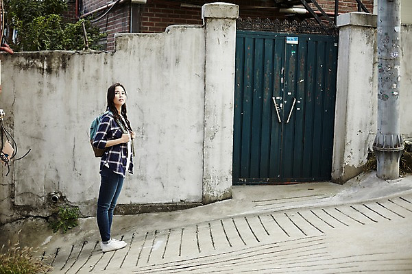 포토 JPG 주간 전신 학생 우먼라이프 응시 여자 대학생 한명 서기 20대 성인 야외 옆모습 캐주얼 담장 문 마을 한국인 취업준비생 주택가 백팩 성인여자한명만 국내포토 자연요소 1 라이프스타일 시선 옷 뷰포인트 가방 모션 사람 동양인 청년 구직 여자한명만 성인여자만 파일형식