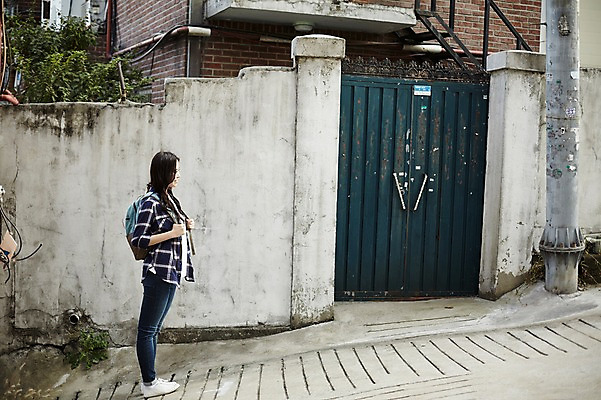 포토 JPG 주간 전신 학생 우먼라이프 응시 여자 대학생 한명 서기 20대 성인 야외 옆모습 캐주얼 담장 문 마을 한국인 취업준비생 주택가 백팩 성인여자한명만 국내포토 자연요소 1 라이프스타일 시선 옷 뷰포인트 가방 모션 사람 동양인 청년 구직 여자한명만 성인여자만 파일형식