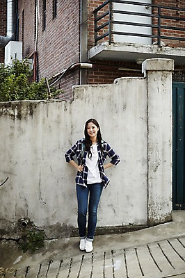 포토 JPG 주간 전신 학생 우먼라이프 여자 대학생 주택 한명 서기 웃음 20대 성인 야외 앞모습 캐주얼 담장 마을 기댐 한국인 취업준비생 주택가 성인여자한명만 국내포토 자연요소 1 라이프스타일 옷 뷰포인트 모션 표정 사람 동양인 청년 건물 구직 여자한명만 성인여자만 파일형식